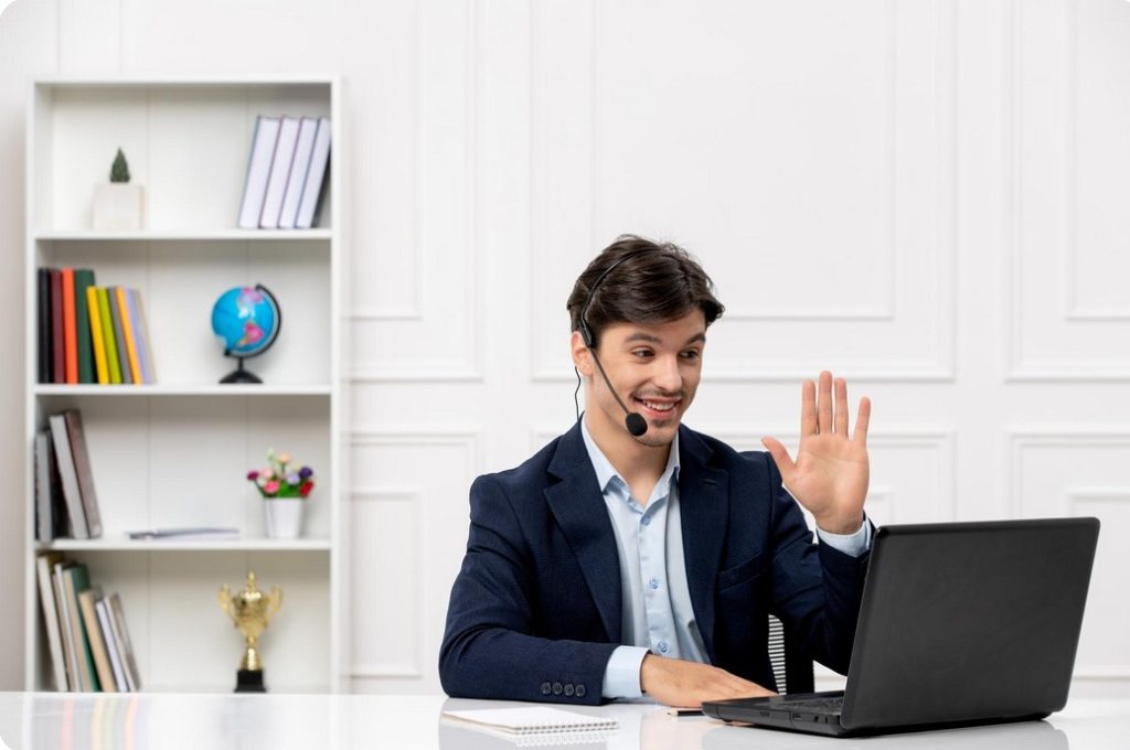 Stagiaire en situation de handicap (PSH) levant la main pour saluer le formateur