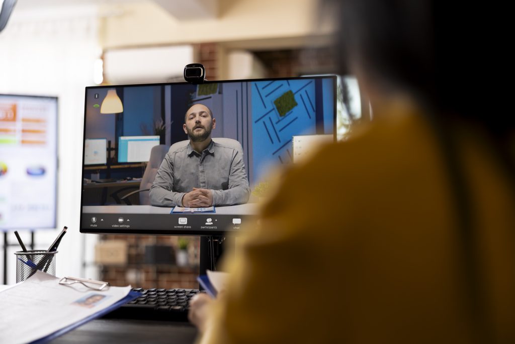 Formateur dispensant une formation à distance.